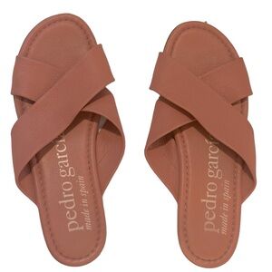 Peach summer sandals! Easy slides for running around 🍑